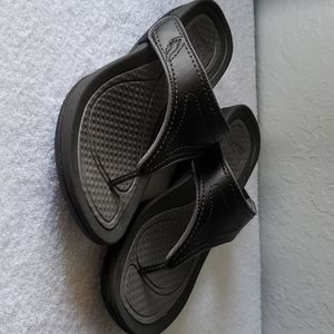 Dansko black fit flops